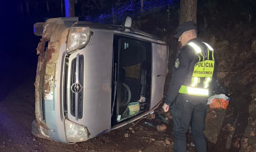 Despiste y vuelco sin lesionados en zona urbana de la localidad misionera de Dos de Mayo, el vehículo sufrió daños de consideración