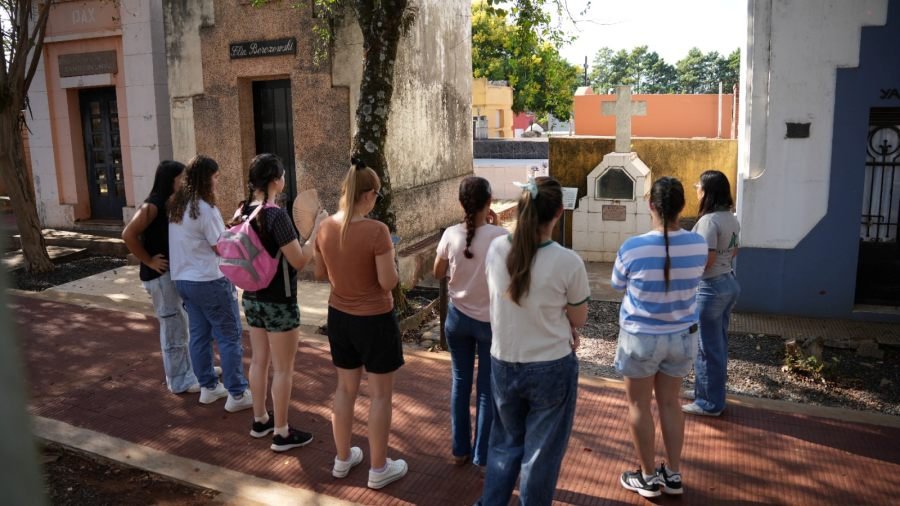 El Circuito Histórico Cultural en el Cementerio de Apóstoles se vivió con gran significado en Semana Santa