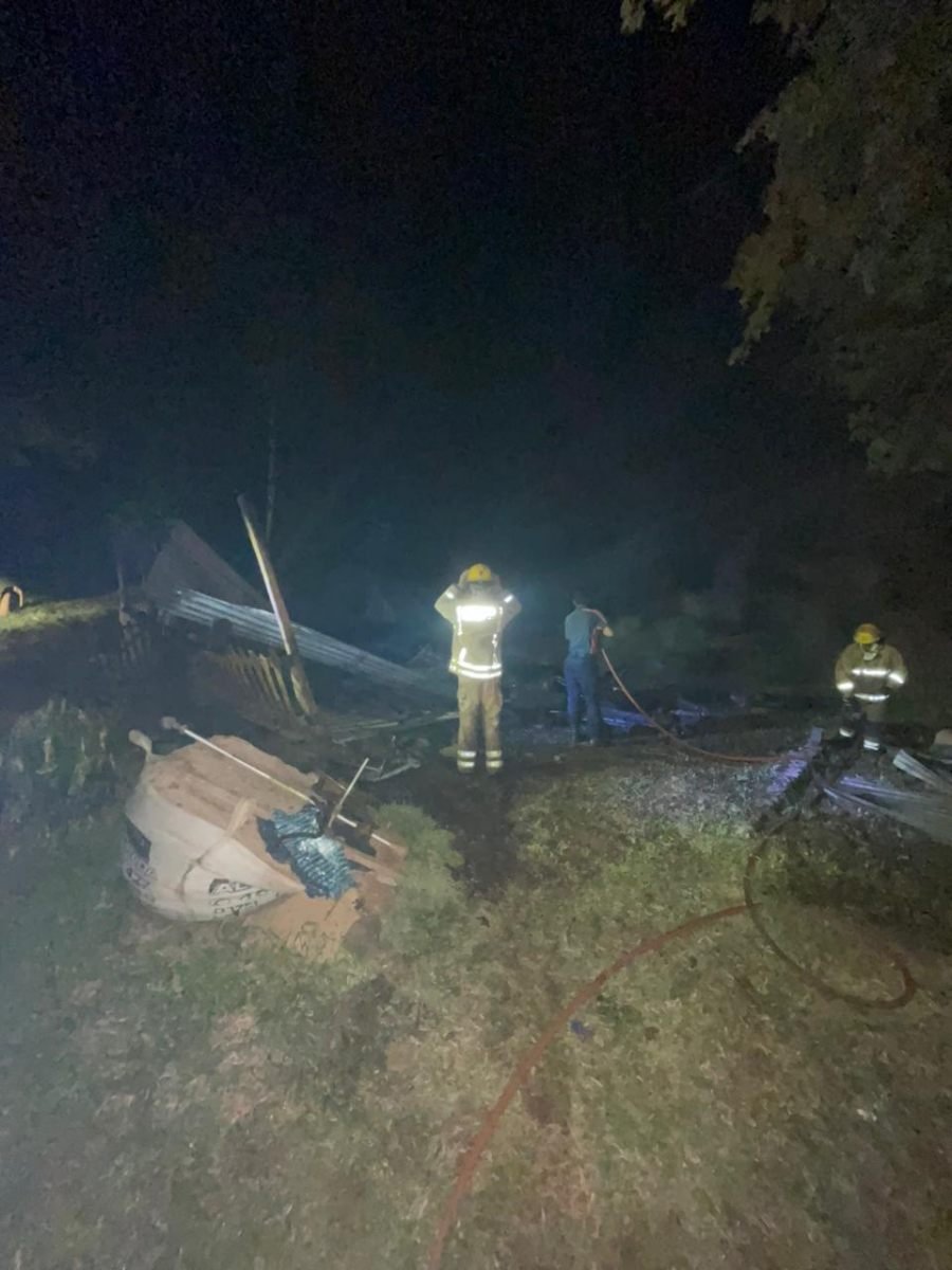 Puerto Piray: Incendio arrasó por completo una vivienda de madera en el Barrio Los Paraísos, pese a la magnitud del hecho, no se registraron personas lesionadas