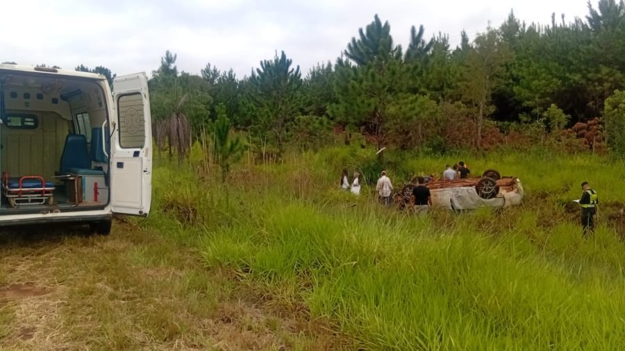 Misiones: Despiste y vuelco sobre la Ruta Provincial N° 103, a unos 500 metros del acceso al Parque Temático en el Municipio de Santa Ana
