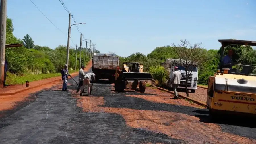 Apóstoles: La Municipalidad comenzó el bacheo y asfaltado en el acceso al Barrio Cruz del Gallo para mejorar tránsito y seguridad vial