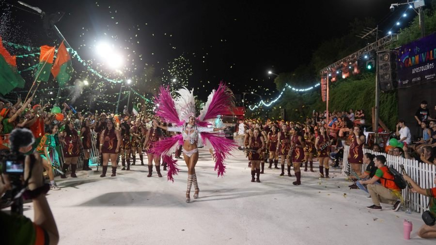 Con un Corsódromo colmado y un marco imponente de público, la ciudad misionera de Apóstoles despidió los Carnavales 2026
