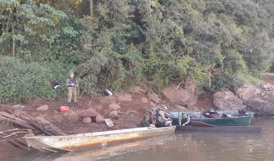 Misiones: La Prefectura Naval Argentina rescató a cuatro personas tras frustrar un intento de contrabando de un equino