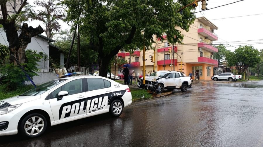 Posadas: Se llevó whiskys sin pagar y al escapar chocó un auto y un poste, habría estaba bajo los efectos del alcohol