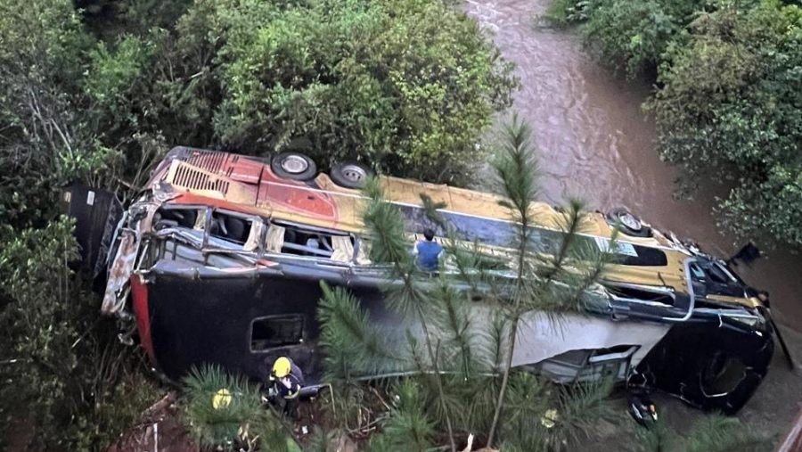 Misiones: Un colectivo cayó al cauce de un arroyo tras chocar con un automóvil sobre la Ruta Nacional N° 14, hay fallecidos y varios heridos